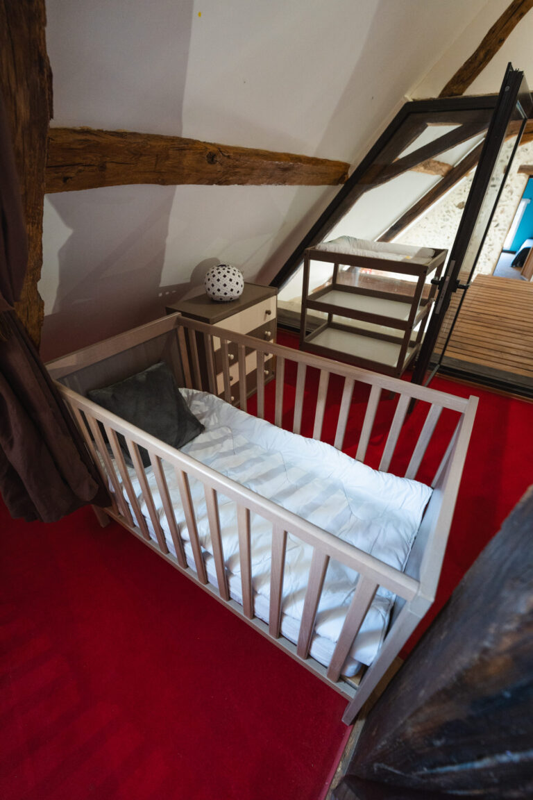grand-maison-gite-vouvray-etage-chambre-bebe-lit-barreaux