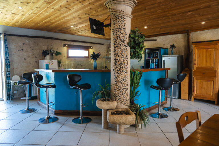 grand-maison-gite-vouvray-rdc-sejour-cuisine