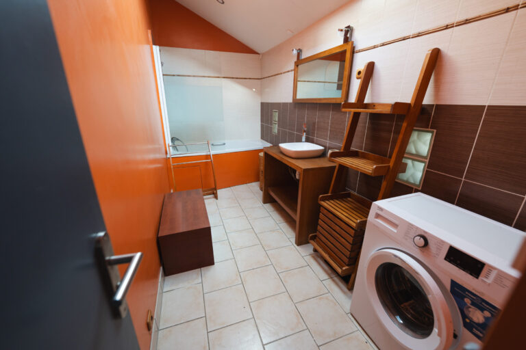 rouge-noir-gite-vouvray-rdc-salle-de-bain-buanderie