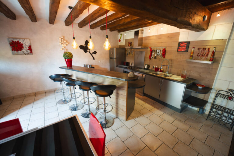 rouge-noir-gite-vouvray-rdc-sejour-cuisine