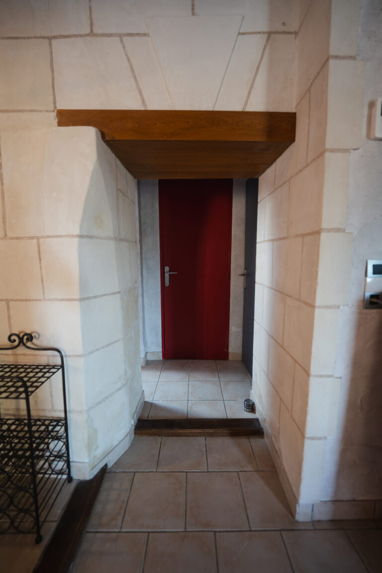 rouge-noir-gite-vouvray-rdc-sejour-porte